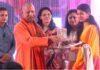 लखनऊ में शनिवार को गायिका मैथिली ठाकुर को सम्मानित करते सीएम योगी आदित्यनाथ।