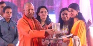 लखनऊ में शनिवार को गायिका मैथिली ठाकुर को सम्मानित करते सीएम योगी आदित्यनाथ।
