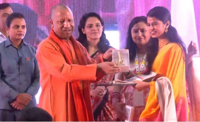 लखनऊ में शनिवार को गायिका मैथिली ठाकुर को सम्मानित करते सीएम योगी आदित्यनाथ।