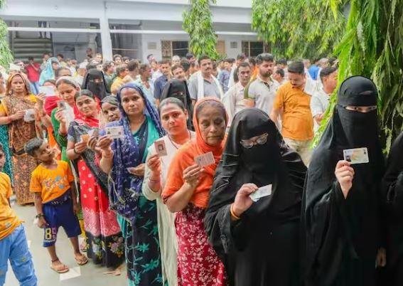 बुधवार को यूपी के मुजफ्फरनगर के मीरापुर विधानसभा में वोटिंग के कतार में लगीं महिलाएं। 