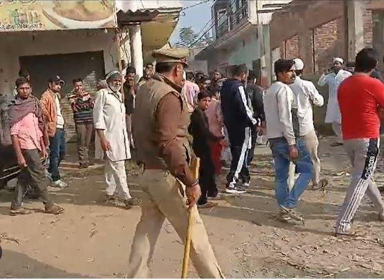 यूपी के सीसामउ में बुधवार को वोटिंग के हो-होल्ला करते लोगों को पोलिंग बूथ से हटाते पुलिसकर्मी। 