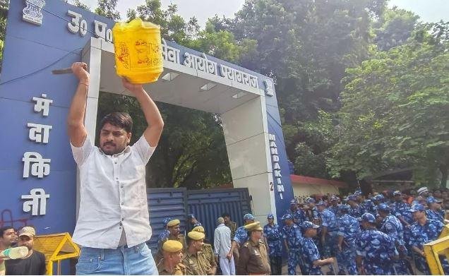 यूपी के प्रयागराज में लोकसेवा आयोग के बाहर एक दिन और एक पाली में परीक्षा कराने की मांग पर प्रदर्शन करते हुए विद्यार्थी। 