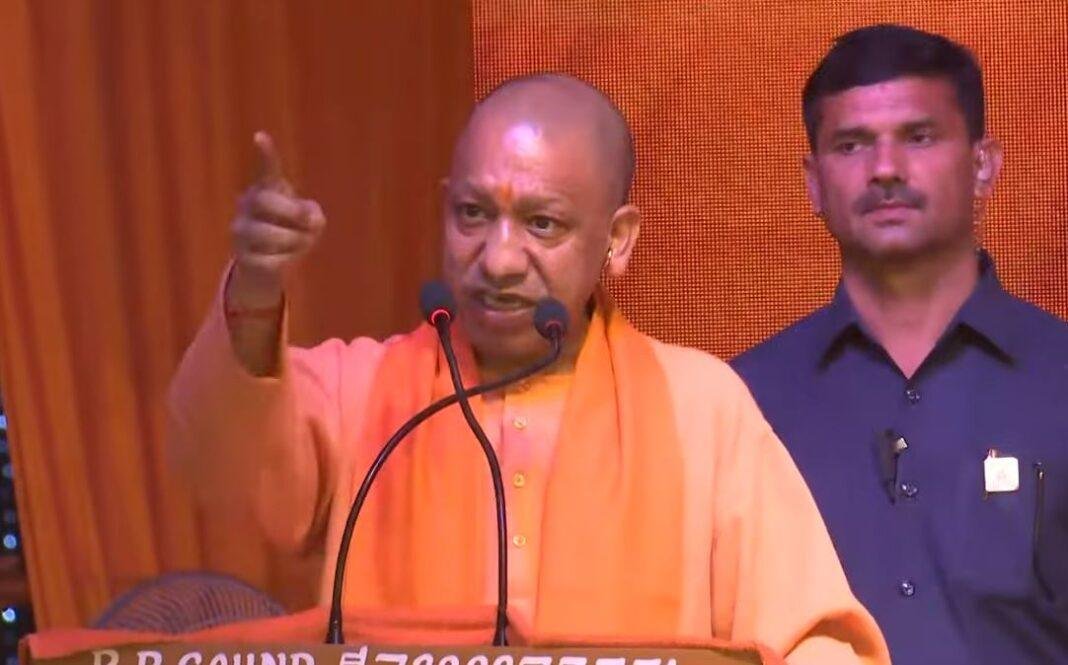 लखनऊ में गुरूवार को छठ पर्व के कार्यक्रम में सीएम योगी आदित्यनाथ।