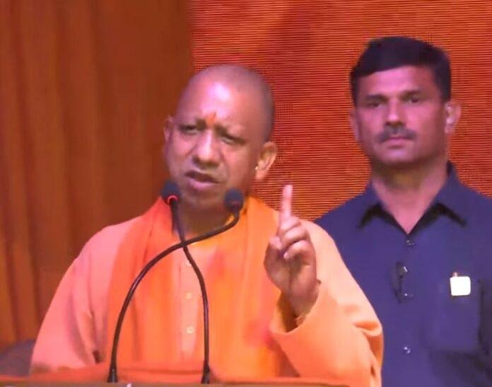 लखनऊ में गुरूवार छठ महापर्व के कार्यक्रम को संबोधित करते सीएम योगी आदित्यनाथ।