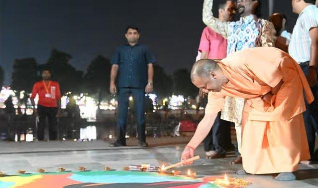 गोरखनाथ मंदिर में गोसेवा में तल्लीन दिखे CM Yogi गोरखनाथ मंदिर के भीम सरोवर पर शहीदों के लिए आयोजित कार्यक्रम में दीया जलाते सीएम योगी।