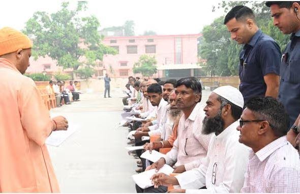 शनिवार को यूपी के गोरखपुर स्थित गोरखनाथ मंदिर में आयोजित जनता दर्शन कार्यक्रम में लोगों की शिकायतों का निस्तारण करते सीएम योगी।