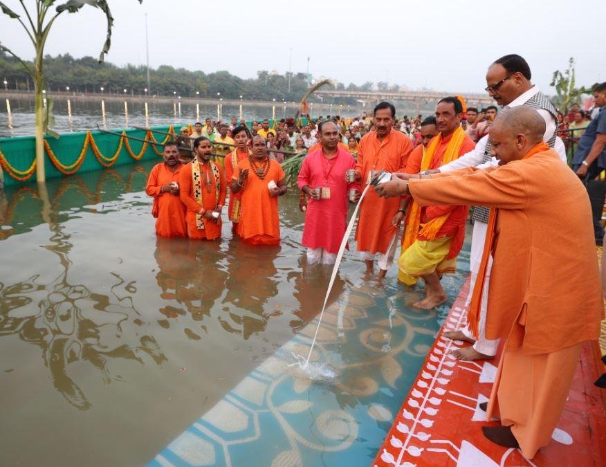 लखनऊ में गुरूवार छठ महापर्व के अवसर पर अस्ताचलगामी सूर्य को अर्घ्य देते सीएम  योगी आदित्यनाथ। 