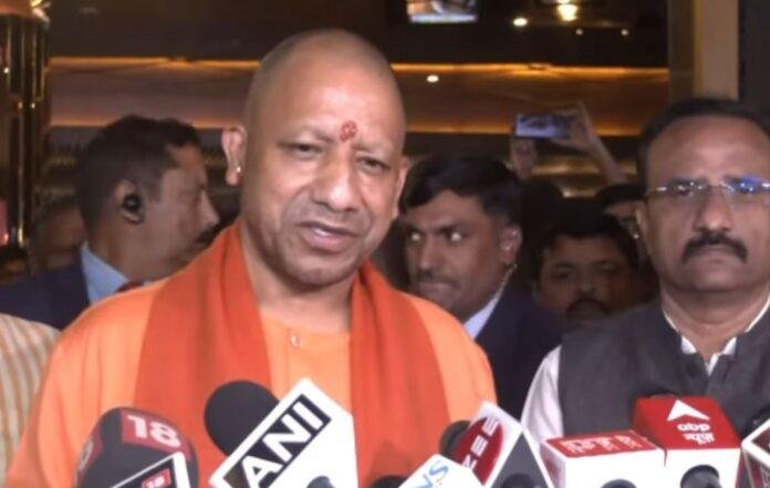 लखनऊ के प्लासियो मॉल के सिनेमाहॉल में सीएम योगी।