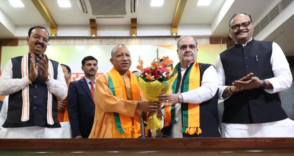 यूपी विधानसभा उपचुनावों के घोषित नतीजे के बाद शनिवार को लखनऊ में भाजपा दफ्तर में सीएम योगी संग दोनों डिप्टी सीएम और प्रदेश भाजपा अध्यक्ष भूपेंद्र चौधरी।
