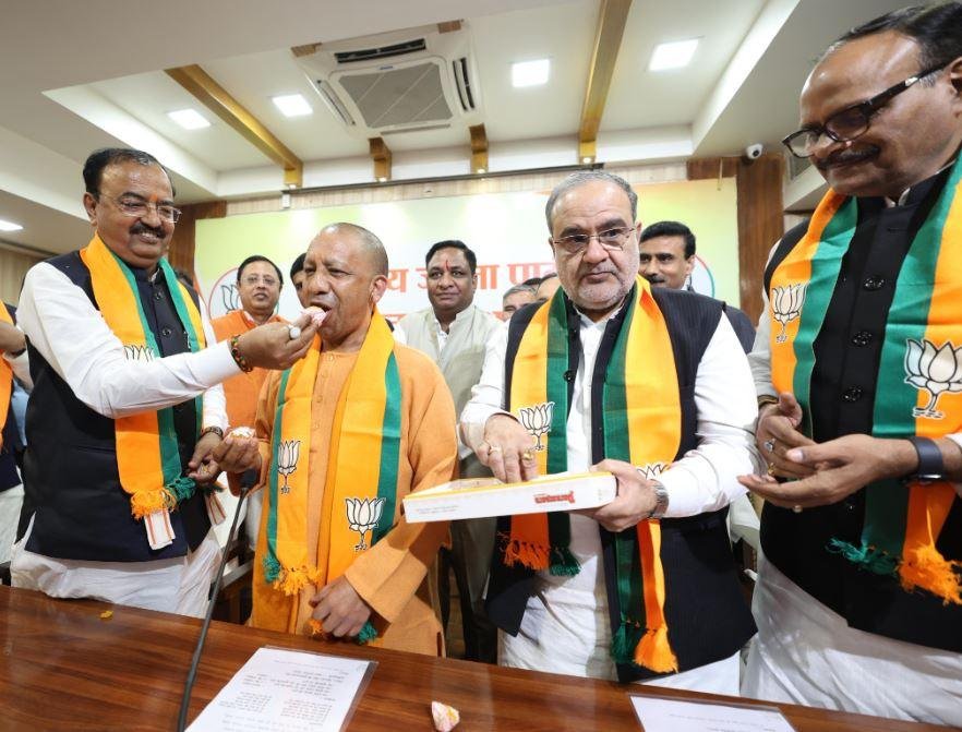 यूपी विधानसभा उपचुनावों के घोषित नतीजे के बाद शनिवार को लखनऊ में भाजपा दफ्तर में सीएम योगी का मुंह मीठा कराते डिप्टी सीएम केशव प्रसाद मौर्य। 