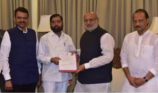 महाराष्ट्र के राज्यपाल से मिलकर इस्तीफा सौंपते एकनाथ शिंदे।