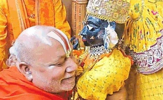 रामभद्राचार्य-min (1) अयोध्या में अपने मंदिर में विराजने पर प्रभु श्रीराम के प्रतिमा से लिपटकर बिलखते जगद्गुरू रामभद्राचार्य की फाइल फोटो