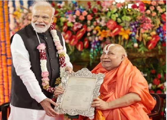 स्वामी रामभद्राचार्य की तबीयत बिगड़ी, सीने में संक्रमण और सांस लेने में दिक्कत, देहरादून में उपचार जारी स्वामी रामभद्राचार्य संग पीएम नरेंद्र मोदी की फाइल फोटो।