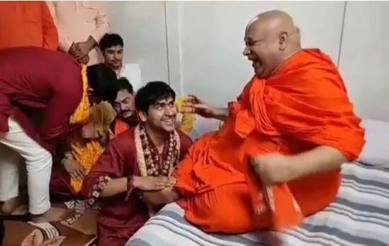 स्वामी रामभद्राचार्य की तबीयत बिगड़ी, सीने में संक्रमण और सांस लेने में दिक्कत, देहरादून में उपचार जारी स्वामी रामभद्राचार्य की फाइल फोटो। इसमें बागेश्वर धाम के आचार्य धीरेंद्र शास्त्री भी हैं।