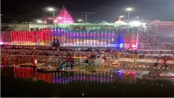 देव दीपावली पर शुक्रवार को वाराणसी में वरुणा नदी के तट पर दीपों से सजा रामेश्वर मंदिर और घाट। 