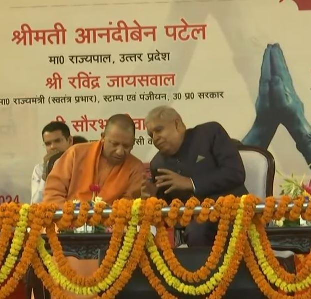 शुक्रवार को वाराणसी में देव दीपावली समारोह और नमो घाट के शुभारंभ के मौके पर उपराष्ट्रपति जगदीप धनखड़ और सीएम योगी आदित्यनाथ आपस में गुफ्तगू करते हुए। 