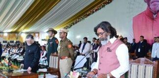 गुरूवार को सीएम पद का शपथ ग्रहण करते हेमंत सोरेन।