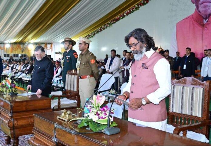 गुरूवार को सीएम पद का शपथ ग्रहण करते हेमंत सोरेन।
