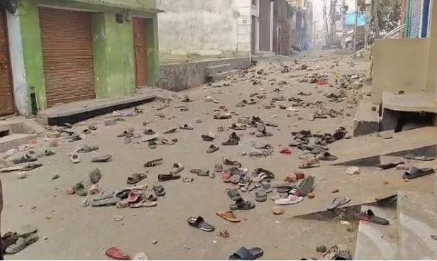 संभल में रविवार को हुए हिंसक बवाल की दास्तां बयां करती तस्वीर। 