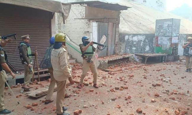 संभल में बलवाइयों के खिलाफ एक्शन में पुलिस वाले। 