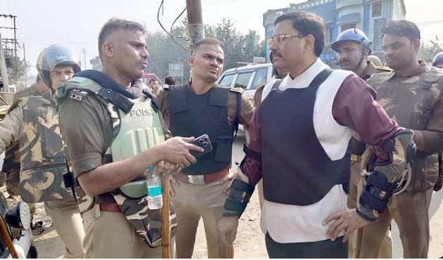 संभल में बवालियों के खिलाफ मोर्चा संभालने पहुंचे कमिश्नर आंजनेय कुमार सिंह। 
