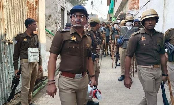 Sambhal Violence के बाद पूरा इलाका सील, छावनी में तब्दील हुआ शहर संभल में हिंसक बवाल के दौरान फायरिंग और पथराव करते उपद्रवियों को एक्शन लेने से पहले नसीहत देते एसपी कृष्ण बिश्नोई।