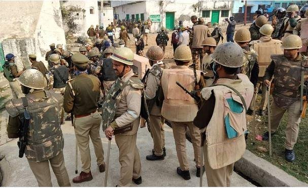 Sambhal में जामा मस्जिद के सर्वे के दौरान भड़की हिंसा और हुए बवाल के बाद एक्शन में आए पुलिस-प्रशासन का एक्शन चालू