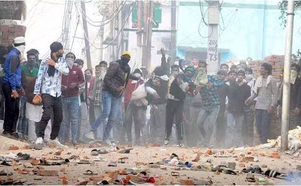 रविवार को यूपी के संभल शहर में हुए बवाल का मंजर।