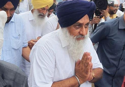 श्री अकाल तख्त साहिब  में पेशी के दौरान सुखबीर सिंह बादल। 