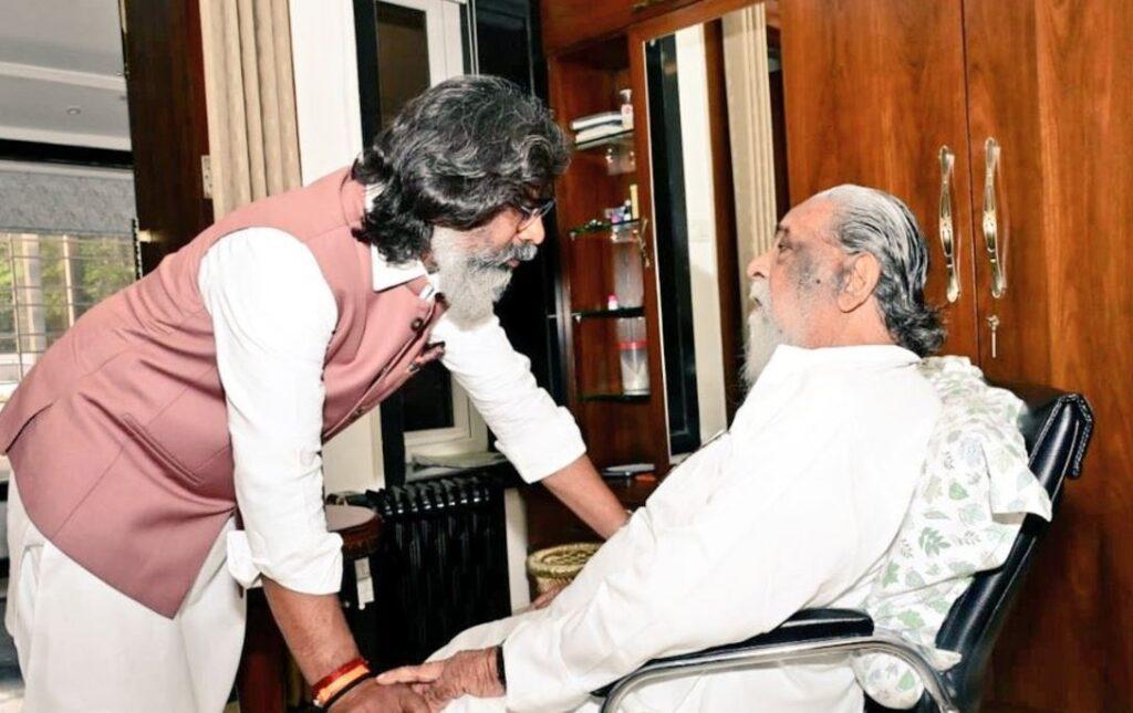 Breaking : शपथ से पहले हेमंत सोरेन ने दिशोम गुरु शिबू सोरेन का लिया आशीर्वाद
