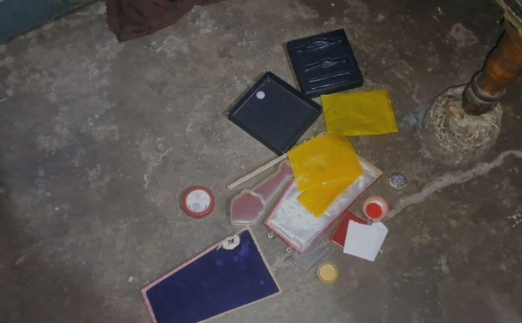 Dhanbad Crime : शादी में गए थे हजारीबाग, बीसीसीएल कर्मी के घर पर पड़ गया इतने का डाका... 2 22Scope News Dhanbad Crime : चोरी के बाद बिखरा सामान