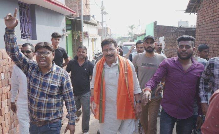 ाीहग-min Giridih : गिरिडीह विधानसभा सीट से भाजपा प्रत्याशी निर्भय कुमार शाहाबादी ने शहरी क्षेत्र में चलाया जनसंपर्क अभियान