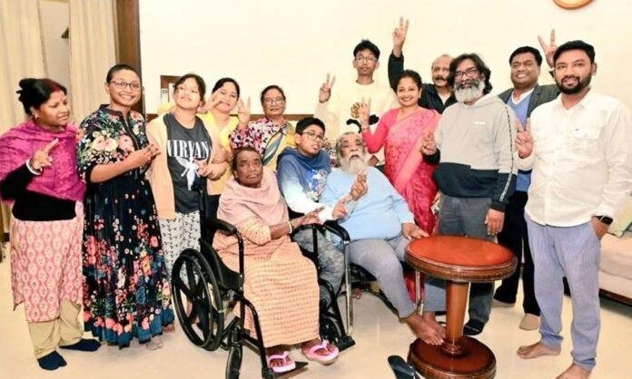 Breaking : जीत के बाद हेमंत सोरेन ने पिता शिबू सोरेन से की मुलाकात, लिया आशीर्वाद...