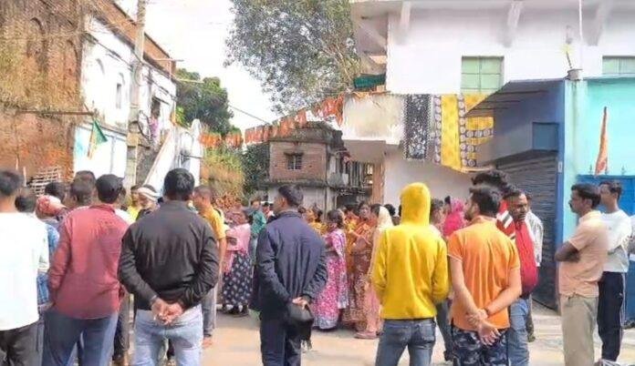 ीबज-min Dhanbad : दो बच्चों की मां ने लगाई फांसी, मौत का रहस्य जानने में जुटी पुलिस...