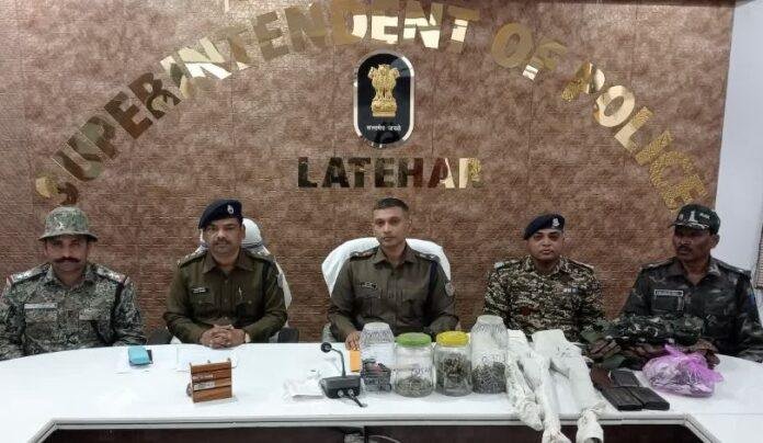 Latehar Arrest : बड़ी कार्रवाई, जेजेएमपी के दो नक्सली गिरफ्तार, भारी मात्रा में हथियार बरामद...