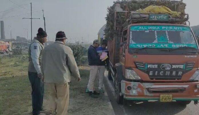 Dhanbad : झारखण्ड-प. बंगाल सीमा पर तनातनी, ममता बनर्जी के आदेश पर आलू लदे ट्रको को वापस भेजे...