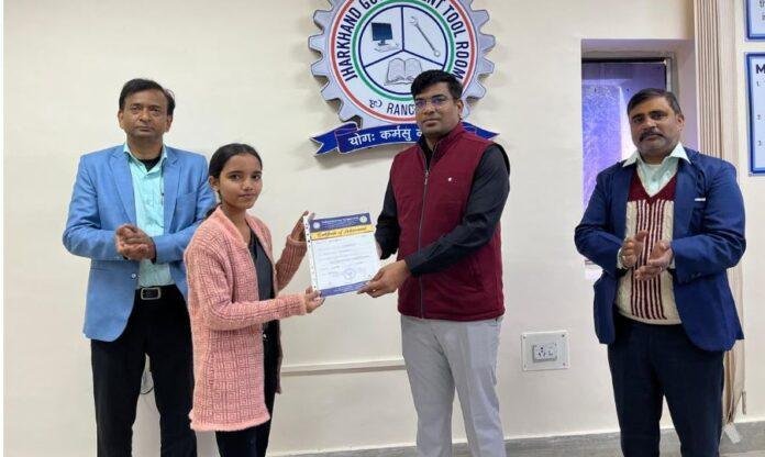 टूल रूम में आयोजित प्रमाण पत्र वितरण समारोह में छात्रों को दी सफलता की प्रेरणा