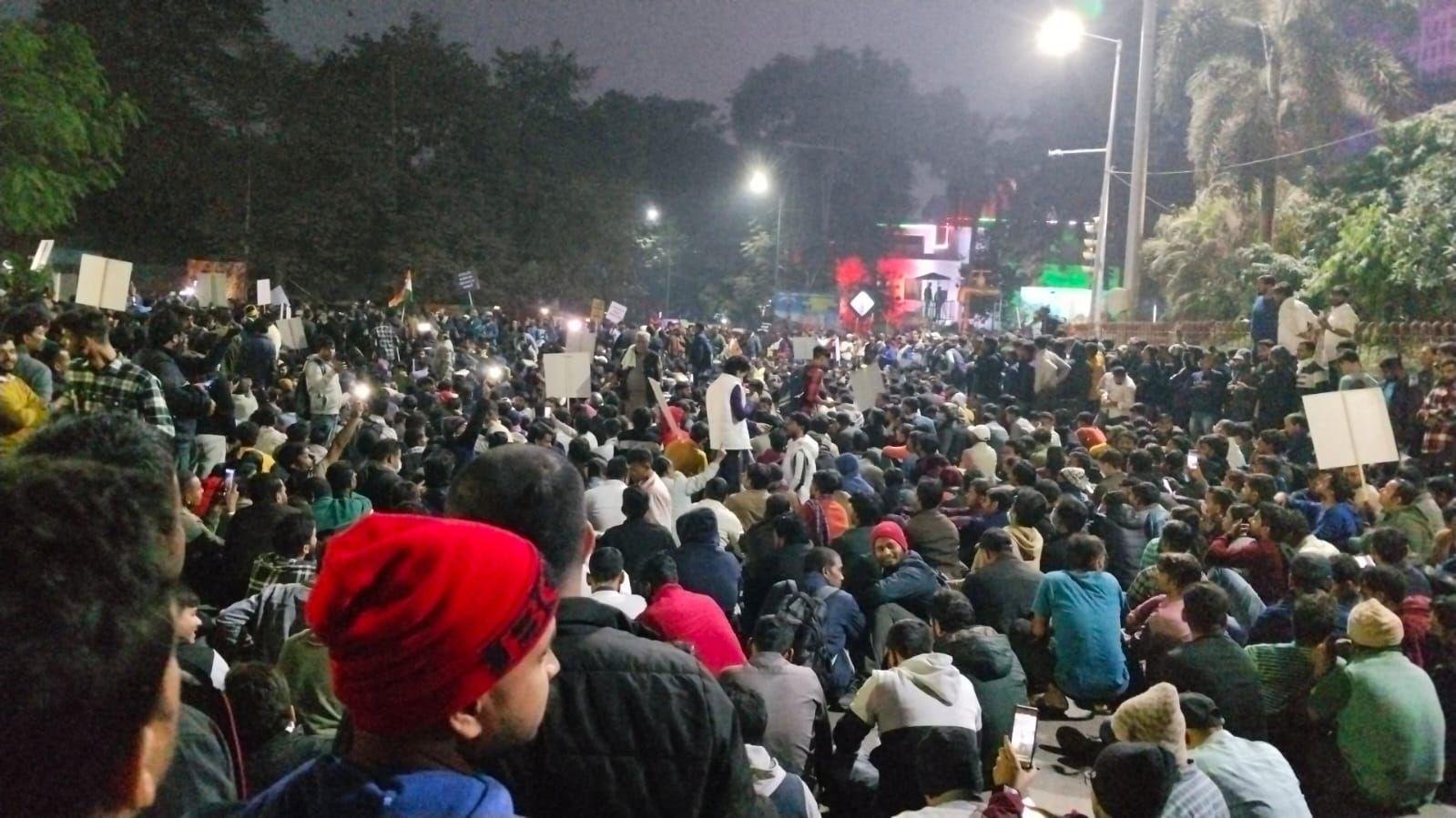 Students के साथ PK उतरे सड़क पर, तोड़ दी पुलिस की बैरिकेडिंग मार्च के दौरान रोके जाने पर मौर्या होटल के पास सड़क पर धरना पर बैठे छात्र