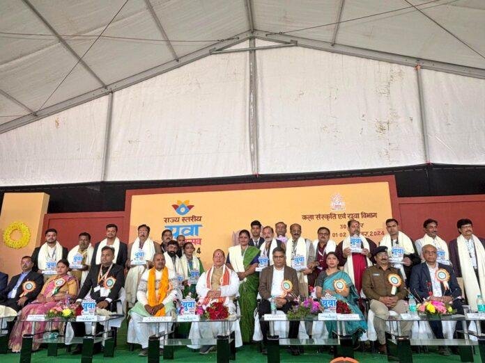 Engineering College औरंगाबाद के छात्रों की टीम ने लखीसराय जिला युवा महोत्सव में विज्ञान प्रदर्शनी में हासिल किया तीसरा स्थान, उपमुख्यमंत्री विजय सिन्हा ने सम्मनित किया