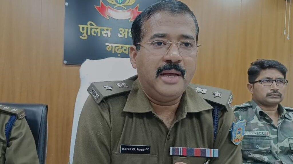 Garhwa Breaking : हथियार के साथ 3 अपराधी गिरफ्तार, बड़ी घटना को... | 22Scope News Garhwa Breaking : घटना के बारे में जानकारी देते एसपी