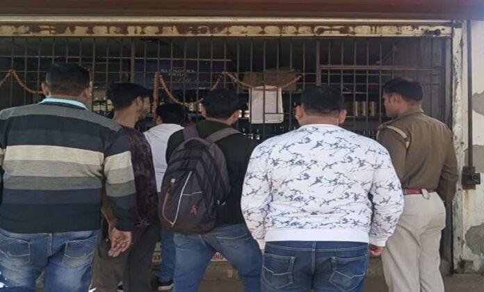 Gumla Crime : दुकान का छत काटकर लाखो के शराब ले उड़े चोर...