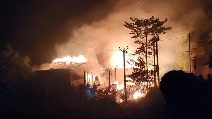 कब्रिस्तान के समीप लगी भीषण आग, आधा दर्जन घर जलकर खाक