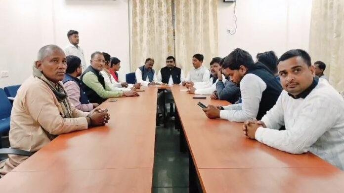 दुष्कर्म के बाद नाबालिग की हुई हत्या मामले में परिजनों से मिला RJD प्रतिनिधिमंडल