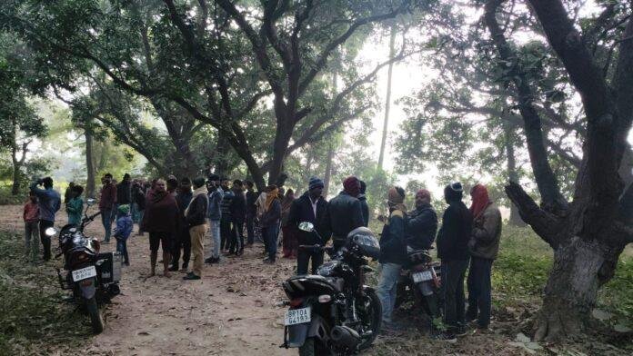 पेड़ से लटका मिला युवक का शव, परिजनों में कोहराम