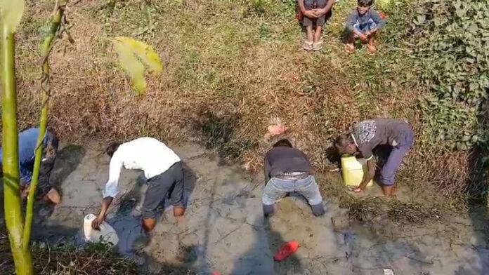 IOC कंपनी का तेल का पाइप लाइन फटने से डीजल लूटने की मची होड़