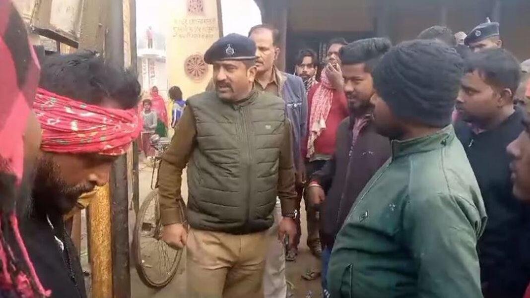 नवादा गेट पर मृतक महेंद्र साहनी के परिजनों ने की मुआवजे की मांग