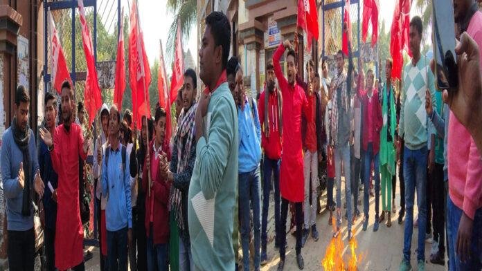 BPSC परीक्षा प्रश्न पत्र लीक का विरोध, AISF बेगूसराय ने फूंका शिक्षा मंत्री का पुतला