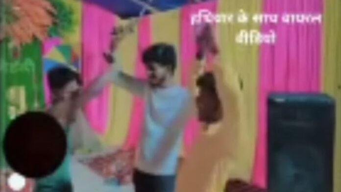 शादी समारोह में हथियार लहराता दिखा युवक, Video Viral