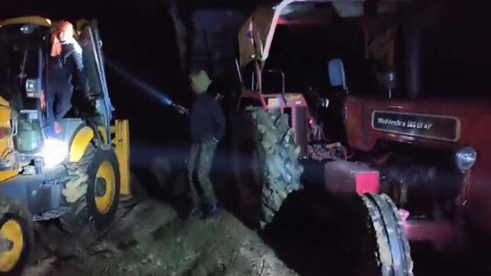 अवैध खनन के खिलाफ कार्रवाई, JCB व ट्रैक्टर के साथ 2 चालक गिरफ्तार