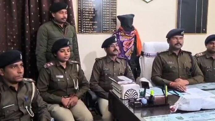 चरस के साथ एक महिला तस्कर के साथ 4 गिरफ्तार